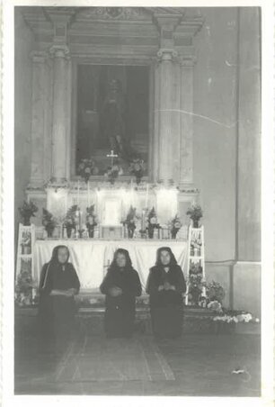 Vallási élet egykor – Asszonyok imádkoznak a csókai templom Szent Imrét ábrázoló mellékoltáránál (Szerzői magángyűjtemény)