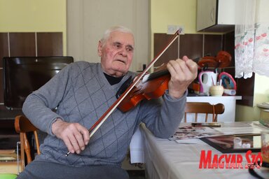 Az évek során hegedülni is megtanult (Fotó: Lakatos János)