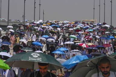 A perzselő nap ellen esernyővel védekező zarándokok Mekkában  (Fotó: Beta)
