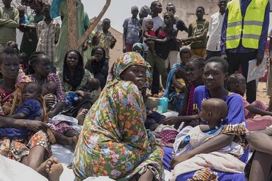 Szudáni menekültek egy csoportja. A hazájukban dúló háború, amelyet az ENSZ a legkatasztrofálisabbak közé sorolt, csaknem tizenegy millió embert űzött el otthonról (Fotó: AP)