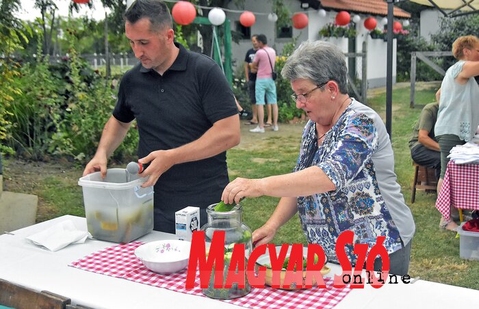 Vass Mária a hagyományos kovászos uborka készítését mutatja be a fesztivál látogatóinak (Gergely Árpád felvétele)