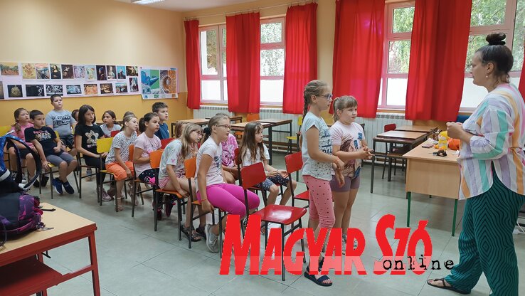 A szerb nyelvi órán a diákok érdekes foglalkozáson vehettek részt / Dér Dianna felvétele