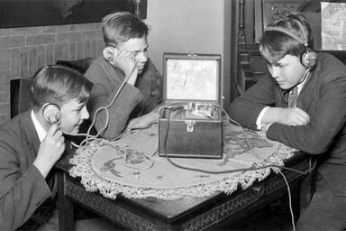 Rádiót hallgató gyermekek 1920-ban / forrás: wired.com
