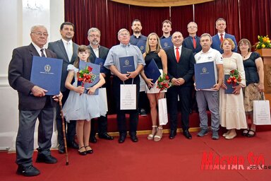 Dobitnici nagrade sa čelnicima opštine (Foto: snimak Arpada Gergelja)