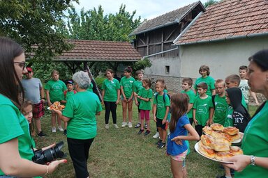 A konyhán segédkezők uzsonnát készítettek a gyerekeknek, akik Csányi Erzsébet lelkésznő vezetésével körben állva köszönték meg a Jóistennek az ételt (Kazinczy Paszterkó Diana)