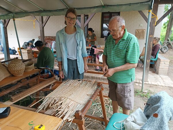 A gyékénytáska nemcsak természetes és környezetbarát alapanyagból készült használati eszköz, hanem egy kislány sok-sok örömet okozó játékszere is lehet (Kazinczy Paszterkó Diana felvétele)