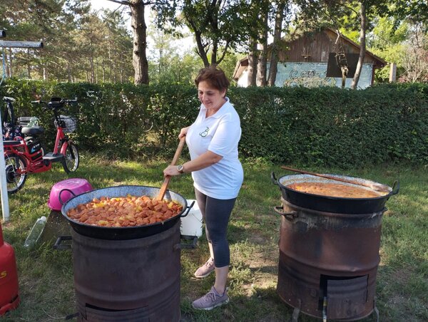 Kolbászos krumplipaprikást és babgulyást főztek a VMSZ tagjai (Kancsár Izabella felvétele)