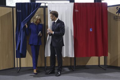 Emmanuel Macron francia elnök és felesége, Brigitte Macron a vasárnapi szavazáson (Fotó: Pool via AP/Beta)