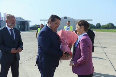 Ana Brnabićot a repülőtéren Nenad Stevandić, a boszniai Szerb Köztársaság parlamentjének elnöke köszöntötte (Fotó: Beta)