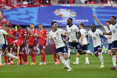 Ünnepelnek az angol játékosok, akik az Eb-negyeddöntőben 1 : 1-es rendes játékidő után tizenegyesekkel ejtették ki Svájcot / forrás: Beta/AP