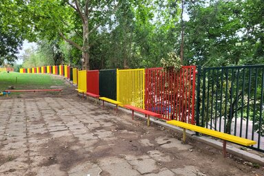 Az MNT támogatásából épült új kerítés az iskola köré (Lakatos János felvétele)