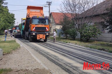 A Petar Gorčić utcában már aszfaltoznak (Fotó: Horváth Attila felvétele)