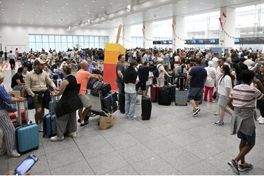 Várakozók a brüsszeli repülőtéren (Beta/AP)