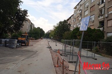 A Vajdaság utcában már lerakták a betonlapokat, de keresztülgyalogolni rajta továbbra is körülményes (Fotó: Szeli Balázs felvétele)