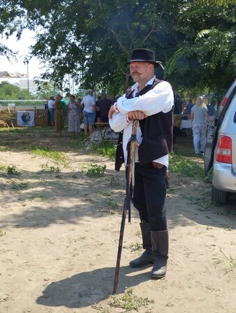 A hőség ellenére a részvevők többnyire magyar viseletben érkeztek (Gál Hermina felvétele)