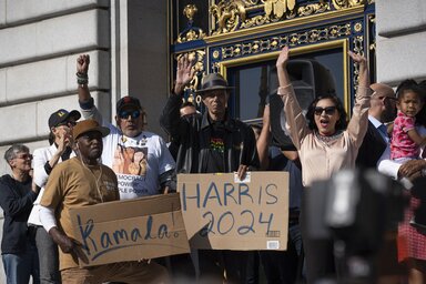 Kamala Harris támogatói a San Franciscó-i városháza előtt (Fotó: San Francisco Chronicle via AP/Beta)