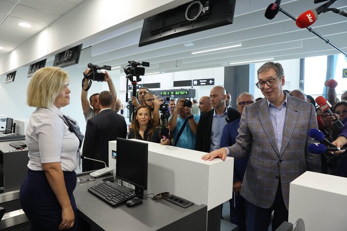 Az alapkőletétel előtt az államfő a niši reptér új termináljának avatóján is megjelent (Fotó: Beta)