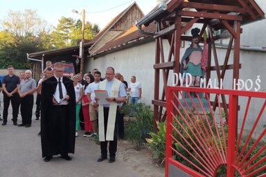 A kopjafa megszentelése a tűzoltóotthon udvarán (Maronka Károly Ö. T. T.)