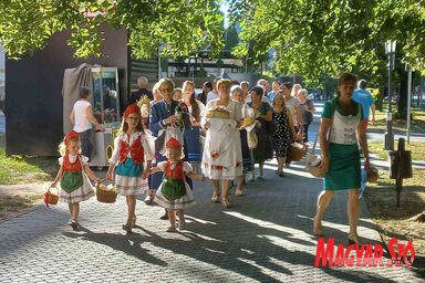 Ünnepi felvonulással vitték az új kenyeret a templomba (Fotó: Paraczky László felvétele)