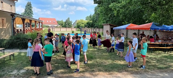 Készülődés a délelőtti néptáncórára (Fotók:Turza Szabolcs, Hugyik Karolina)