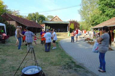 Az érdeklődők sorban érkeztek (Fotó: Vidács Hajnalka)