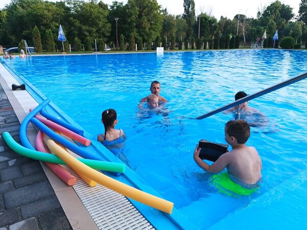 Úszni tanulnak a kisgyermekek a bácskossuthfalvi Reki medencéjében