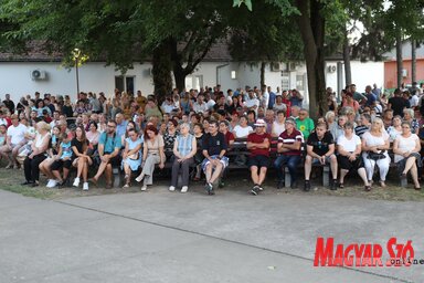 A művelődési műsor közönsége (Fotó: Lakatos János)