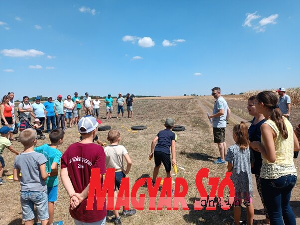 Végy három kimustrált, keskeny gumiabroncsot, törj 20-20-20 csövet a szomszédos kukoricaföldről, formálj három csapatot, és máris indulhat a világ legizgalmasabb kukoricás célbadobó játéka. A gyerekeknek nem volt könnyű dolga, mert ha bele is találtak a közepébe, a rakoncátlan csövek kipattogtak. (Kazinczy Paszterkó Diana felvétele)