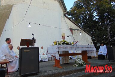 A szentmisét msgr. Mirko Štefković, a Nagybecskereki Egyházmegye püspöke celebrálta a bánáti papság közreműködésével (Fotó: Vidács Hajnalka)