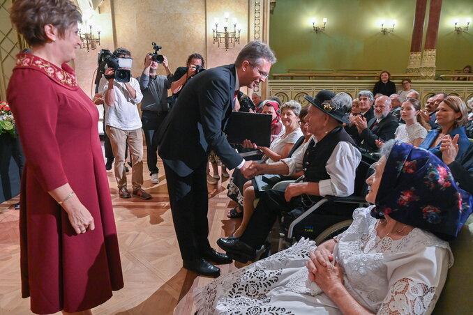 Hankó Balázs átadja a Népművészet Mestere díjat Németi János balmazújvárosi hagyományőrző pásztornak, énekesnek (Fotó: MTI)