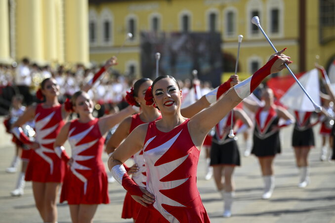 A Debreceni Majorette Együttes táncosai a virágkarneválon (Fotó: MTI)