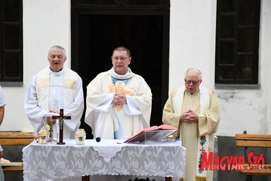 Balról jobra: Szabadi Károly verbászi, Zsúnyi Tibor szenttamási és Juhász György kúlai atya a kálvárián tartott ünnepi szentmisén (Paraczky László felvétele)