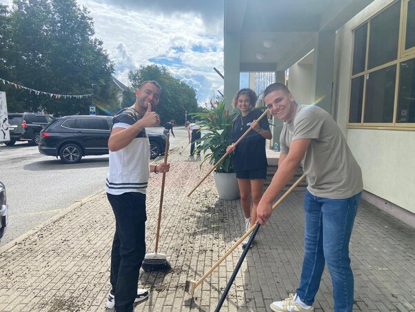 Munka a Community House előtt: behaton térköveket tisztítottak az önkéntesek (Fotó: Varró Tódor archívuma)