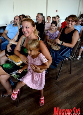 A Magyar Nemzeti Tanács beiskolázási tanszercsomagjának kiosztása Újvidéken