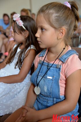 A Magyar Nemzeti Tanács beiskolázási tanszercsomagjának kiosztása Újvidéken