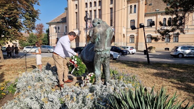 Fejsztámer Róbert, Magyarkanizsa polgármestere is elhelyezte a tisztelet virágait (Gergely József  felvétele)