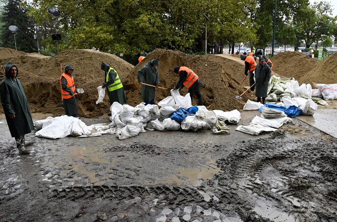 A csatornázási művek munkatársai dolgoznak az árvíz elleni védekezésen a Margitszigeten (MTI/Kovács Tamás)