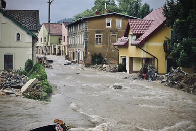 Félő, hogy a Wroclawtól 90 kilométerre délre fekvő Nysa városában átszakadhat a belvárost védő gát (Fotó: KG PSP via AP/Beta)