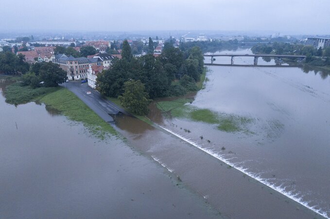 Az Elba árcsatornája a szászországi Kaditz és Mickten körzetek között öntötte el partszakasz nagy részét (Fotó: dpa via AP/Beta)