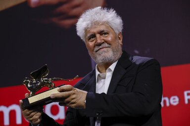 Pedro Almodóvar végre átvehette az Arany Oroszlán díjat is (Fotó: Beta/AP)