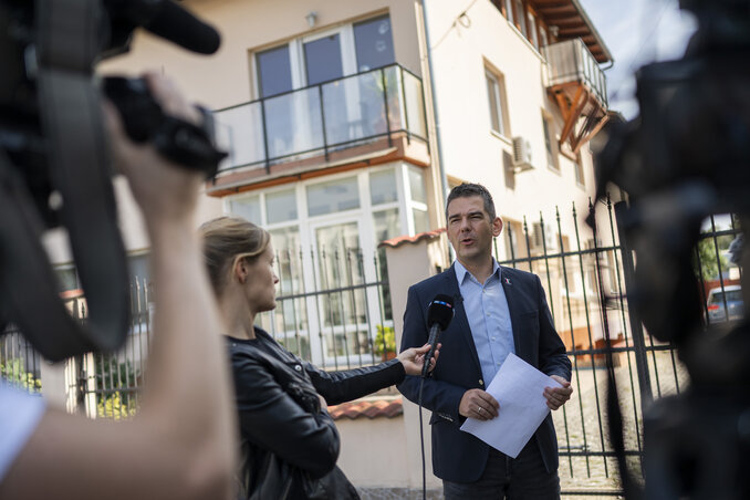 A budapesti média emberei elmentek a BAC Consulting Kft. Szőnyi út 33/A alatt található székhelyére, ahol kiderült, nem ez a cég székhelye, a ház, ahova bejegyezték egy székhelyszolgáltató, ahova több másik céget is bejegyeztek. A felvételen Novák Előd országgyűlési képviselő, a Mi Hazánk Mozgalom alelnöke nyilatkozik a médiának (Fotó: AP via Beta)