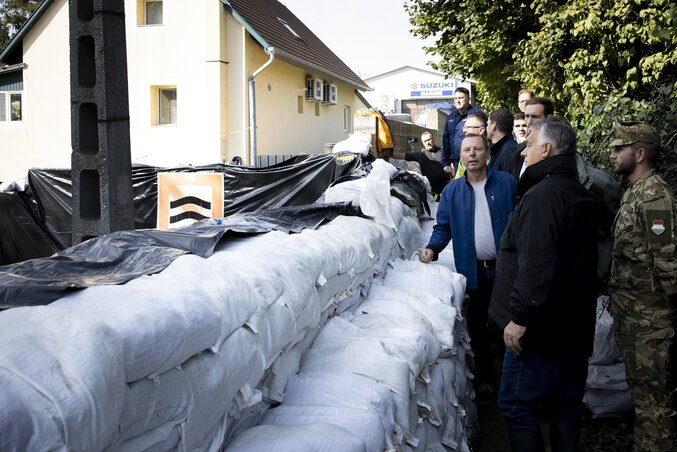 Orbán Viktor Nagymaroson ellenőrizte az árvízvédelmi munkálatokat (MTI/Miniszterelnöki Sajtóiroda/Fischer Zoltán)