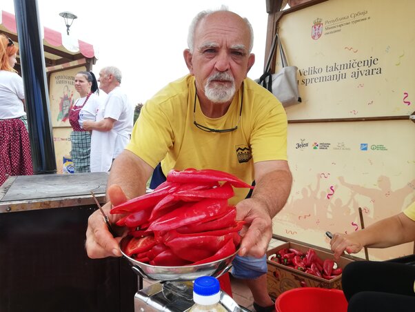 Szállt a pörkölt paprika és a padlizsán illata Topolya főterén az Ajvár-baj vívó karaván alkalmából (Tóth Péter felvétele)