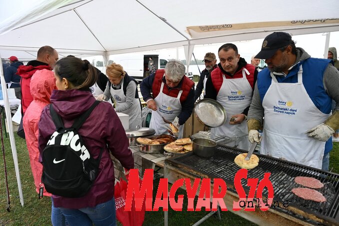 A Rotary Club étel- és italkínálata sokakat megállásra késztetett (Molnár Edvárd felvétele)