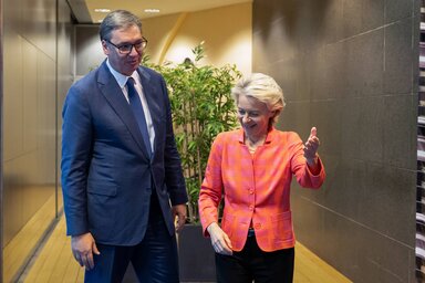 Érkezésekor Vučićot Ursula von der Leyen invitálta a tárgyalóterembe (Fotó: Xavier Lejeune/Európai Bizottság via Beta)