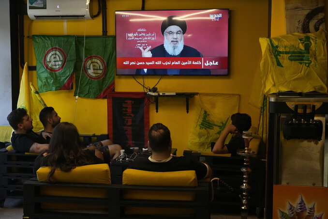 Hasszan Naszrallah, Hezbollah-vezető beszédét hallgatják egy bejrúti kávéházban (Fotó: AP via Beta)