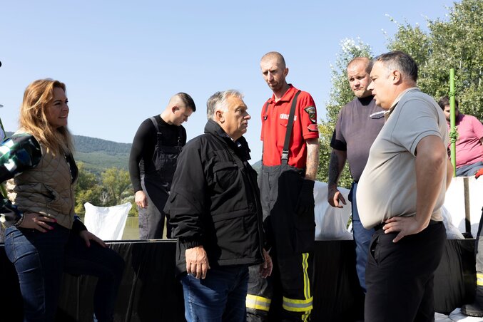 Orbán Viktor árvízvédelmi irányító munkája keretében terepi ellenőrzést tart (Fotó: MTI/Miniszterelnöki Sajtóiroda/Fischer Zoltán)