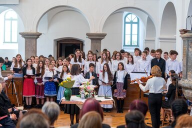 Diákok ünnepi műsora az erdélyi és partiumi református kollégiumok közös tanévnyitóján a székelyudvarhelyi belvárosi református templomban (Fotó: MTI)