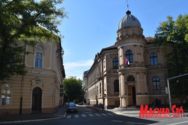 Az utca a főposta épülete és az Ivan Goran Kovačić Általános Iskola között húzódik / Patyi Szilárd felvétele