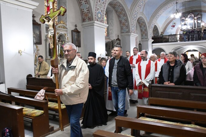 Ünnepi bevonulás a búcsúnapi szentmisére (Paraczky László felvétele)